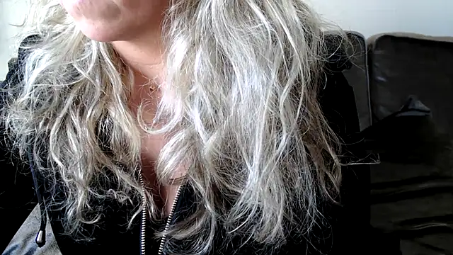 Snapshot of JenniLowen chatting on March 2025 03:13:02 PM JenniLowen online show from March 2025 03:13:02 PM