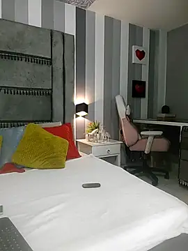 Julianewell online show from November 2025 12:38:02 PM