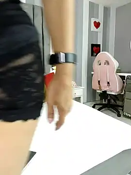 Julianewell online show from November 2025 12:34:01 PM