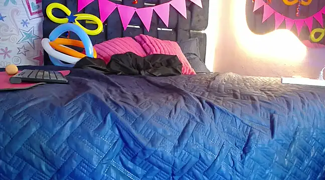 Snapshot of KOURTNEY-- chatting on March 2025 04:26:02 AM KOURTNEY-- online show from March 2025 04:26:02 AM