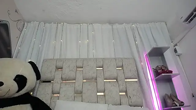 Snapshot of KOURTNEY-- chatting on September 2025 02:22:02 AM KOURTNEY-- online show from September 2025 02:22:02 AM