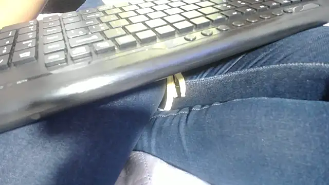 Snapshot of KOURTNEY-- chatting on October 2025 01:50:02 AM KOURTNEY-- online show from October 2025 01:50:02 AM