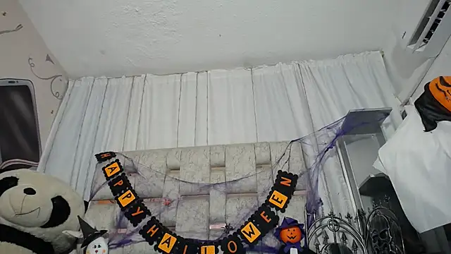 Snapshot of KOURTNEY-- chatting on October 2025 01:28:01 AM KOURTNEY-- online show from October 2025 01:28:01 AM