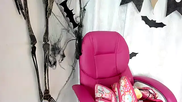 Snapshot of KOURTNEY-- chatting on November 2025 02:57:01 AM KOURTNEY-- online show from November 2025 02:57:01 AM