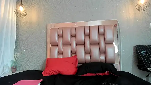 Snapshot of KOURTNEY-- chatting on November 2025 02:33:01 AM KOURTNEY-- online show from November 2025 02:33:01 AM