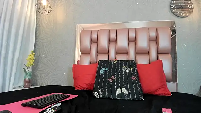 Snapshot of KOURTNEY-- chatting on November 2025 02:10:02 AM KOURTNEY-- online show from November 2025 02:10:02 AM