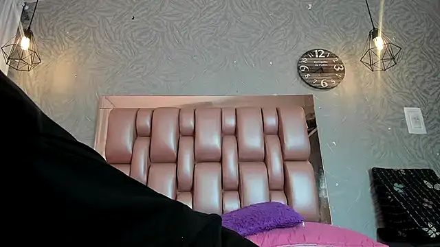 Snapshot of KOURTNEY-- chatting on November 2025 02:15:02 AM KOURTNEY-- online show from November 2025 02:15:02 AM