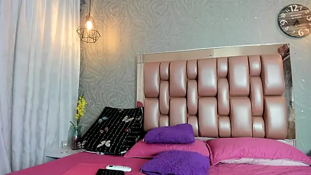 Snapshot of KOURTNEY-- chatting on December 2025 02:30:01 AM KOURTNEY-- online show from December 2025 02:30:01 AM