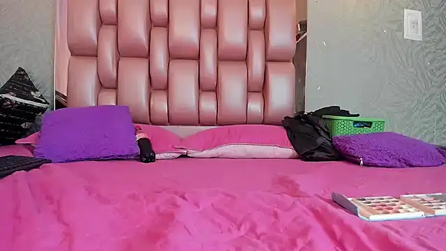 Snapshot of KOURTNEY-- chatting on December 2025 02:51:01 AM KOURTNEY-- online show from December 2025 02:51:01 AM