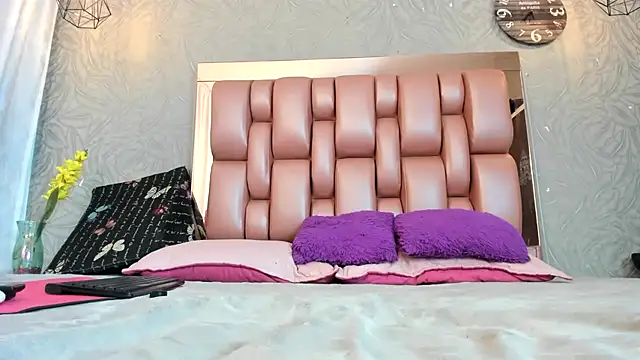 Snapshot of KOURTNEY-- chatting on February 2026 02:37:01 AM KOURTNEY-- online show from February 2026 02:37:01 AM