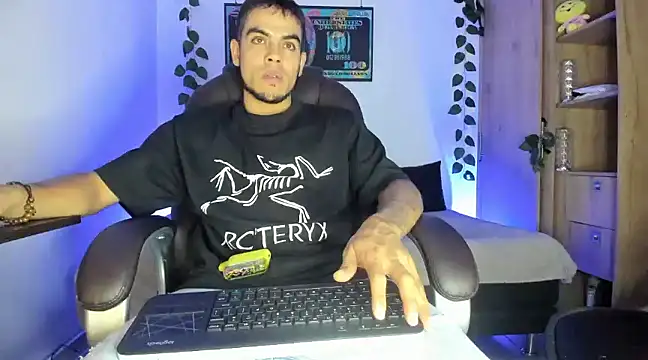 Snapshot of mikee_scooth chatting on March 2025 03:29:02 AM mikee scooth online show from March 2025 03:29:02 AM