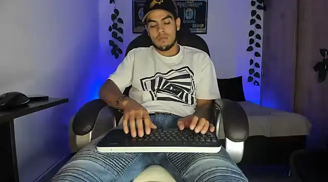 Snapshot of mikee_scooth chatting on March 2025 03:44:02 AM mikee scooth online show from March 2025 03:44:02 AM