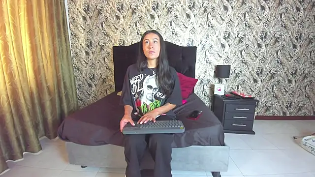 EmiGomez  online show from December 2025 12:58:02 PM