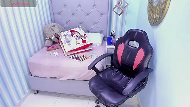 Snapshot of LINASTARK chatting on December 2024 03:05:02 AM LINASTARK online show from December 2024 03:05:02 AM