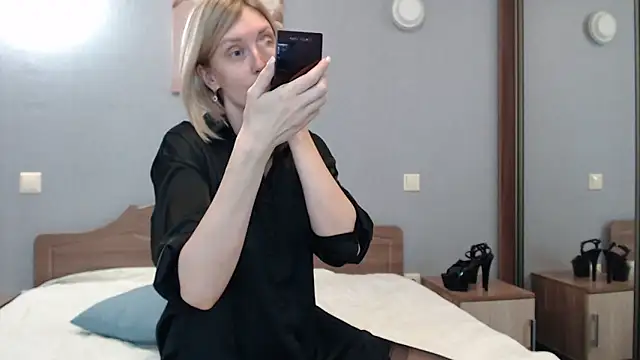 Snapshot of AvelinaLeoni chatting on January 2025 08:44:02 AM AvelinaLeoni online show from January 2025 08:44:02 AM