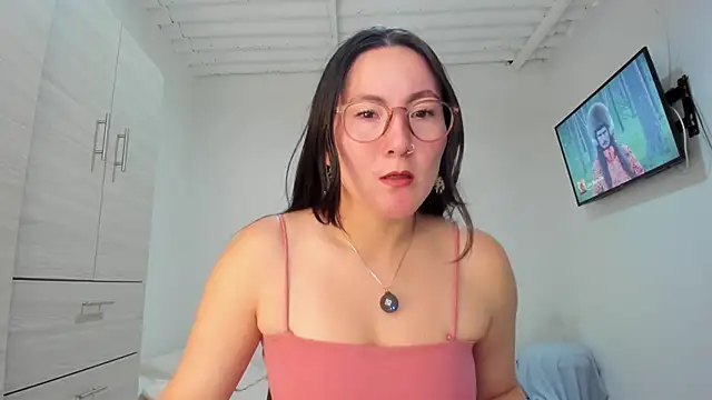 Elle Lee  online show from November 2025 03:22:01 PM