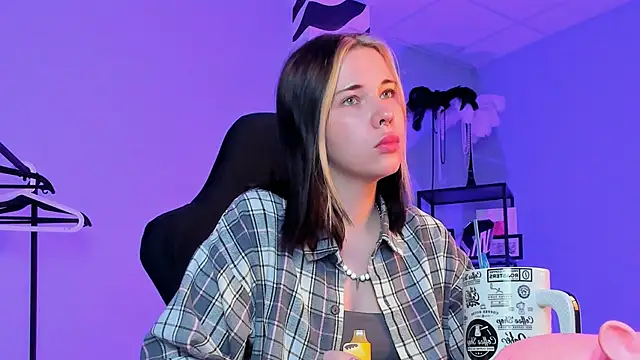 AliceSunday online show from October 2025 02:01:02 AM