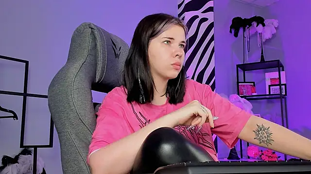 AliceSunday online show from November 2025 02:21:01 AM