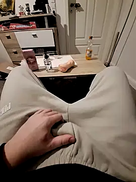 Snapshot of Kevindauerhorny chatting on December 2024 06:17:01 PM Kevindauerhorny online show from December 2024 06:17:01 PM