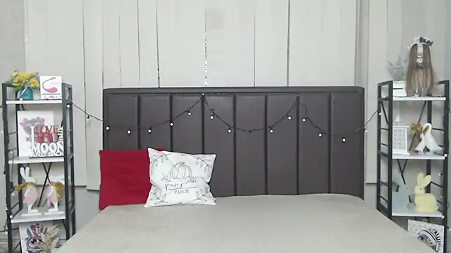 LauraHlot online show from November 2025 06:51:02 PM