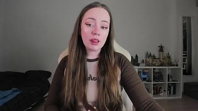 Snapshot of WalkingGirl chatting on February 2026 11:32:01 PM WalkingGirl online show from February 2026 11:32:01 PM