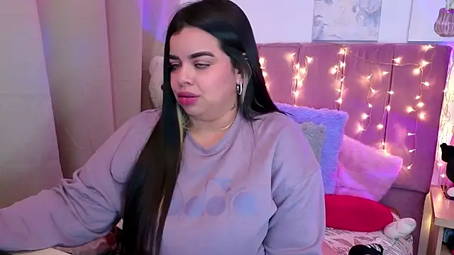 Snapshot of MiahJoness chatting on November 2025 10:31:02 PM MiahJoness online show from November 2025 10:31:02 PM