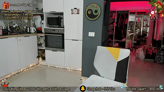 Snapshot of AmySuperHeroes chatting on December 2025 08:43:01 AM AmySuperHeroes online show from December 2025 08:43:01 AM