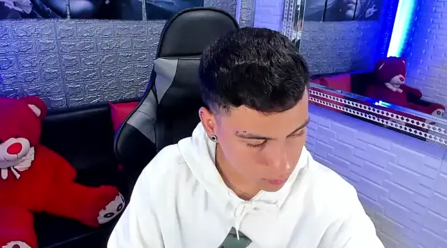 salvadorgomezx online show from December 2024 08:00:01 PM