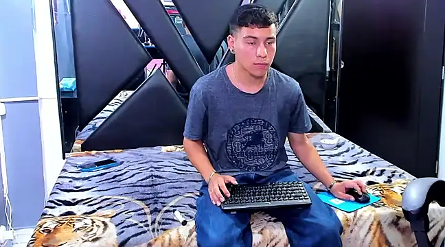 salvadorgomezx online show from December 2024 08:03:02 PM