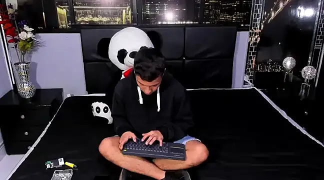 salvadorgomezx online show from December 2024 10:59:02 PM