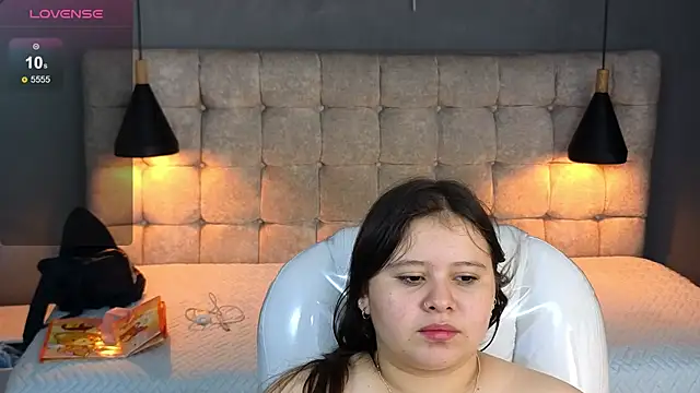 Snapshot of Laia_and_Aloby chatting on October 2025 10:07:01 PM Laia and Aloby online show from October 2025 10:07:01 PM