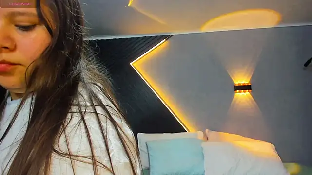 Laia and Aloby online show from April 2026 10:26:01 PM