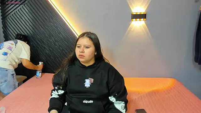 Laia and Aloby online show from April 2026 11:16:01 PM