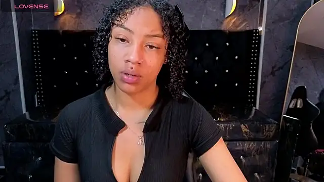 Snapshot of Violeth_b chatting on May 2026 01:28:01 PM Violeth b online show from May 2026 01:28:01 PM