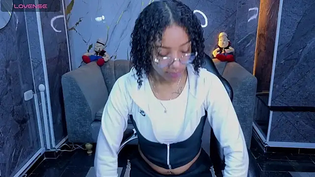 Snapshot of Violeth_b chatting on May 2026 12:57:02 PM Violeth b online show from May 2026 12:57:02 PM