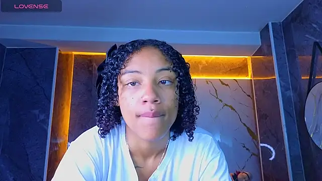 Snapshot of Violeth_b chatting on June 2026 01:28:01 PM Violeth b online show from June 2026 01:28:01 PM