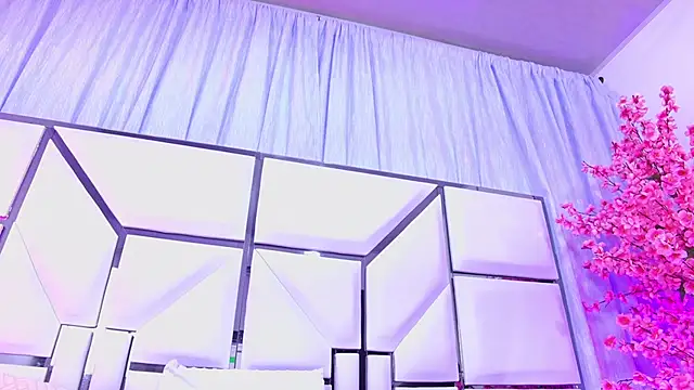 Snapshot of AlliciaKim chatting on April 2026 12:32:01 PM AlliciaKim online show from April 2026 12:32:01 PM