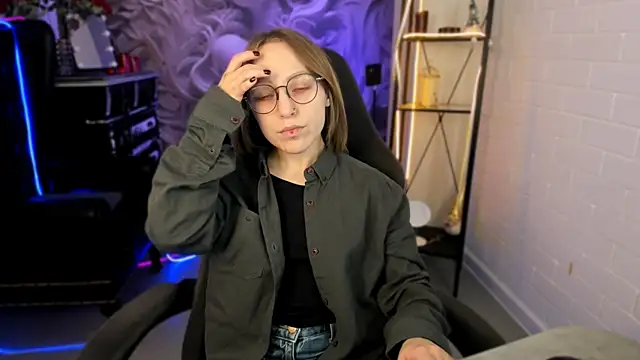 Snapshot of AphexQueen chatting on February 2025 09:11:01 AM AphexQueen online show from February 2025 09:11:01 AM