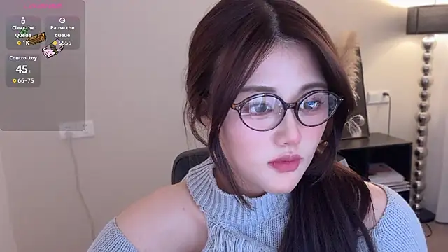 Strawberrybabyy1 online show from November 2025 11:48:01 PM