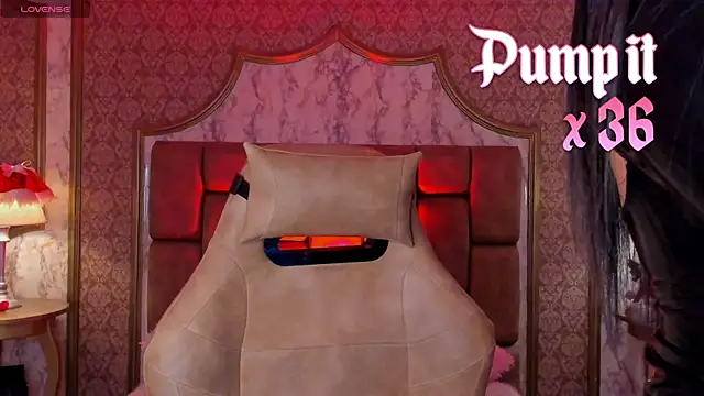 Snapshot of SoffiQueen chatting on November 2025 06:19:01 PM SoffiQueen online show from November 2025 06:19:01 PM