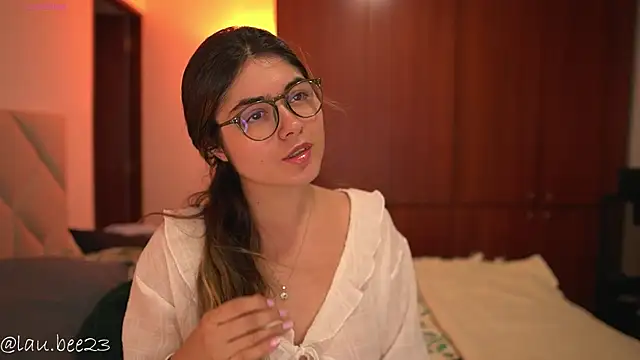 Snapshot of Lau_Bee chatting on July 2026 07:06:02 PM Lau Bee online show from July 2026 07:06:02 PM