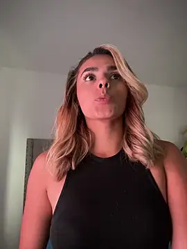 ZoeJohnsoon online show from March 2026 06:59:01 PM