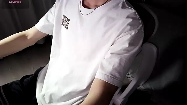 Snapshot of FEIYU001 chatting on December 2024 11:52:02 AM FEIYU001 online show from December 2024 11:52:02 AM