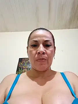 Snapshot of Zaralu_ chatting on April 2026 06:22:01 PM Zaralu online show from April 2026 06:22:01 PM
