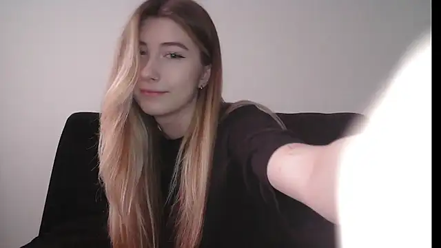 ErikaShyy online show from December 2025 10:34:02 AM