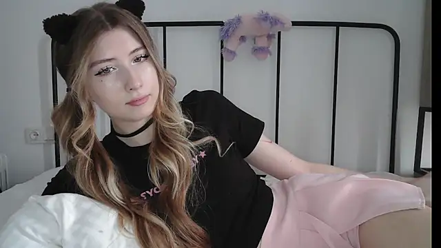 ErikaShyy online show from July 2026 10:01:01 AM