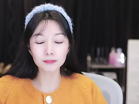 Nuyoah-77 online show from December 2025 02:44:01 PM