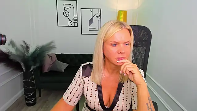 AgathaKlouin online show from January 2026 07:17:01 PM