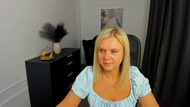 AgathaKlouin online show from February 2026 07:46:01 PM