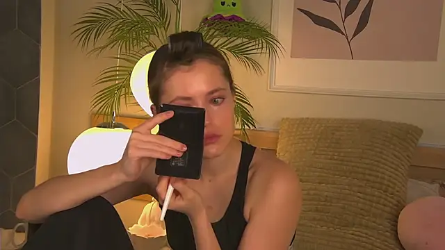 Snapshot of AshleyDouglas chatting on February 2025 04:06:01 AM AshleyDouglas online show from February 2025 04:06:01 AM